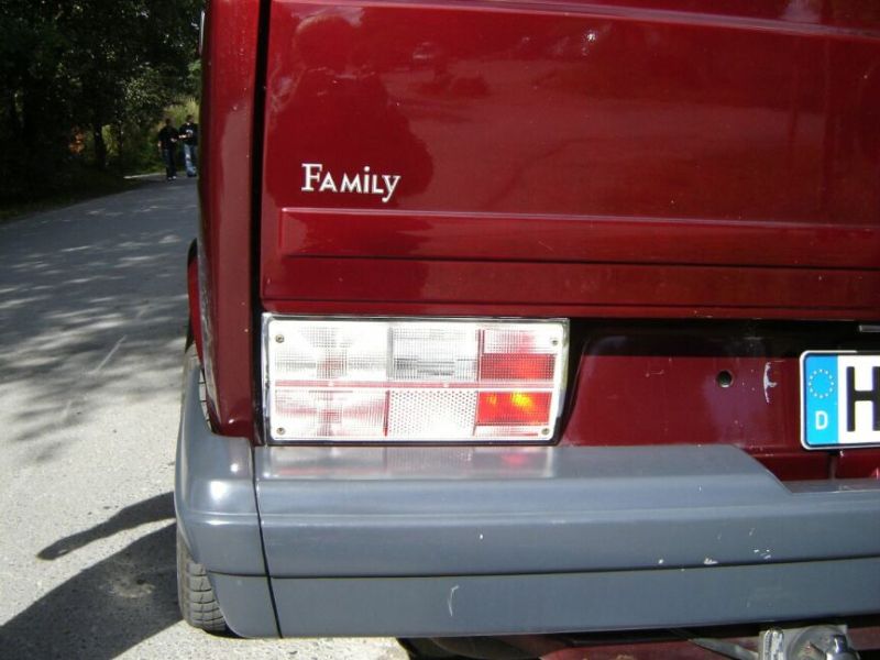 Weie Rckleuchten am roten Bus